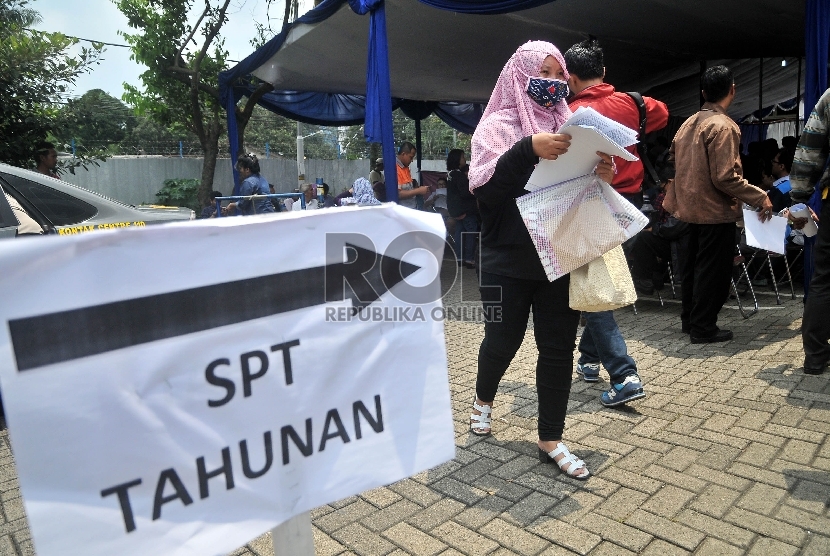  Warga mengantre untuk menyerahkan SPT Tahunan PPh di Kantor Pelayanan Pajak Pratama Pasar Minggu, Jakarta, Selasa (31/3).  (Republika/Rakhmawaty La'lang)