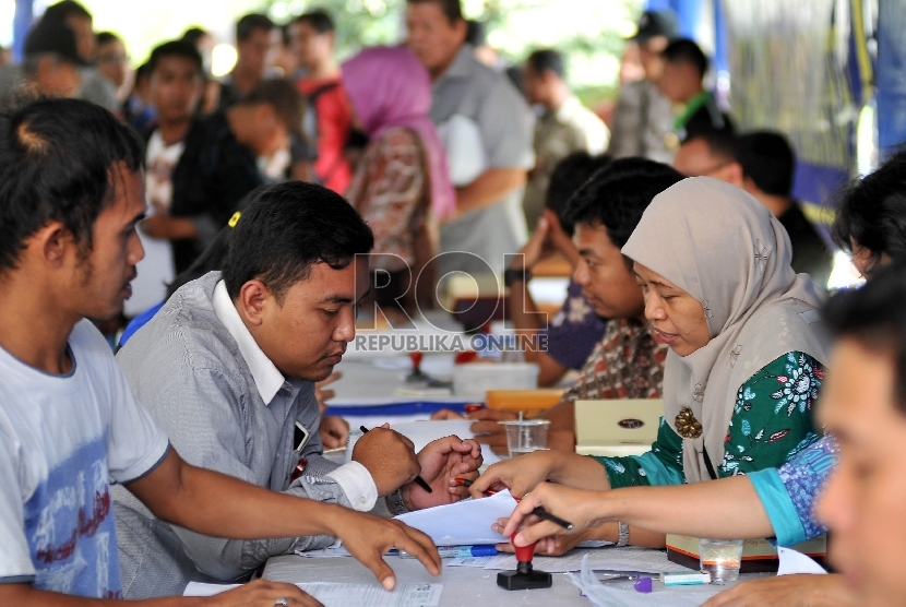  Warga mengantre untuk menyerahkan SPT Tahunan PPh di Kantor Pelayanan Pajak Pratama Pasar Minggu, Jakarta, Selasa (31/3).  (Republika/Rakhmawaty La'lang)