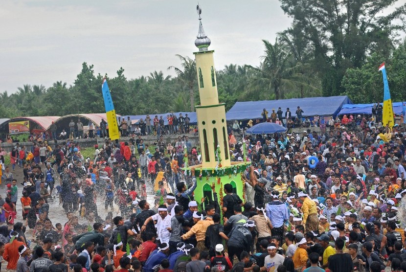 Warga mengarak menara adat di Pantai Babussalam saat pelaksanaan Tradisi Mandi Safar 1439 Hijriah di Air Hitam Laut, Sadu, Tanjungjabung Timur, Jambi, Rabu (15/11). 