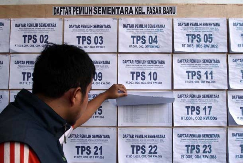 Warga mengecek daftar pemilih sementara (DPS) Pemilu 2014 di Kelurahan Pasar Baru, Jakarta Pusat, Jumat (12/7).