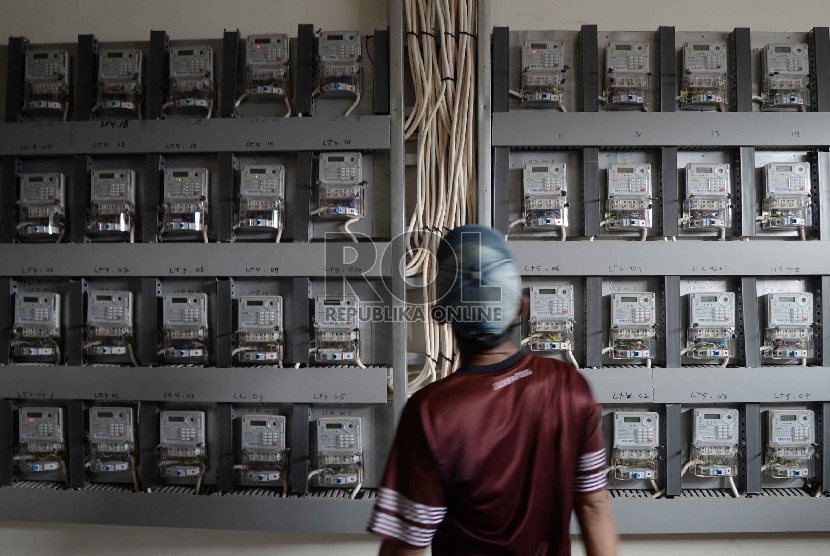   Warga mengecek meteran listrik di Rusunawa Cipinang, Jakarta, Rabu (9/9).