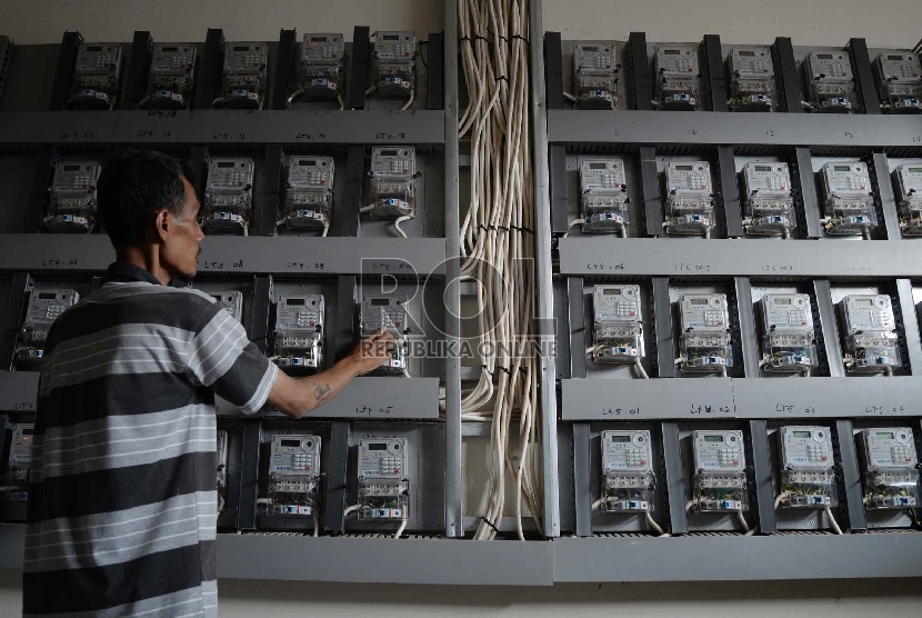Warga mengecek meteran listrik di Rusunawa Cipinang, Jakarta, Rabu (9/9).