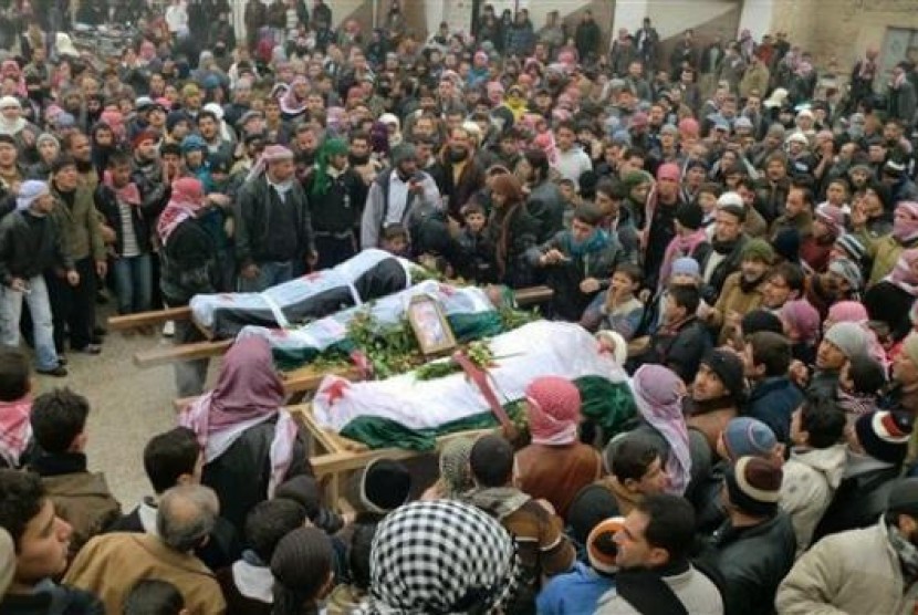 Warga mengelilingi jenazah korban kekerasan militer Suriah