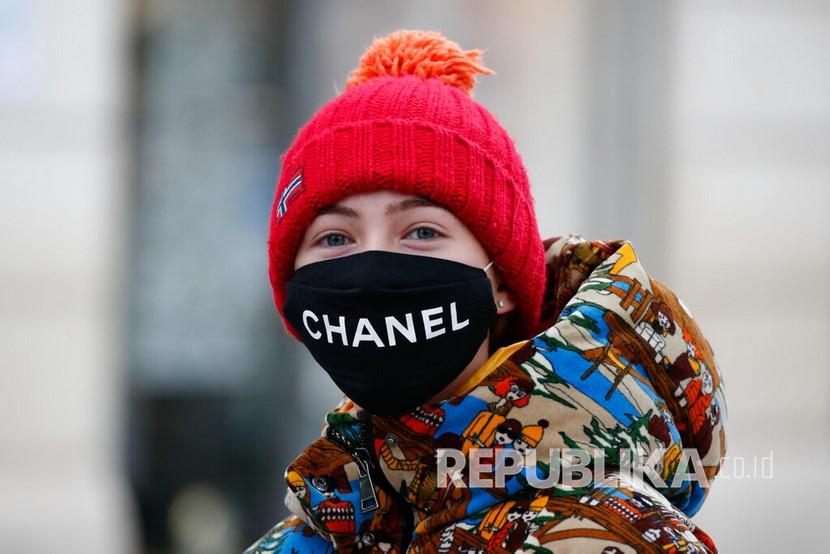 Warga mengenakan masker di jalan Champs Elysee, Paris, Senin (11/5). Prancis mulai memberlakukan aturan yang mewajibkan penggunaan masker mulai Senin (20/7).