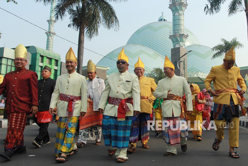 Warga mengenakan sarung dan pakaian daerah mengikuti Jalan Sehat Sarungan Nusantara di Pusat Pemerintahan Kota Tangerang, Tangerang, Banten, Ahad (8/9/2019).