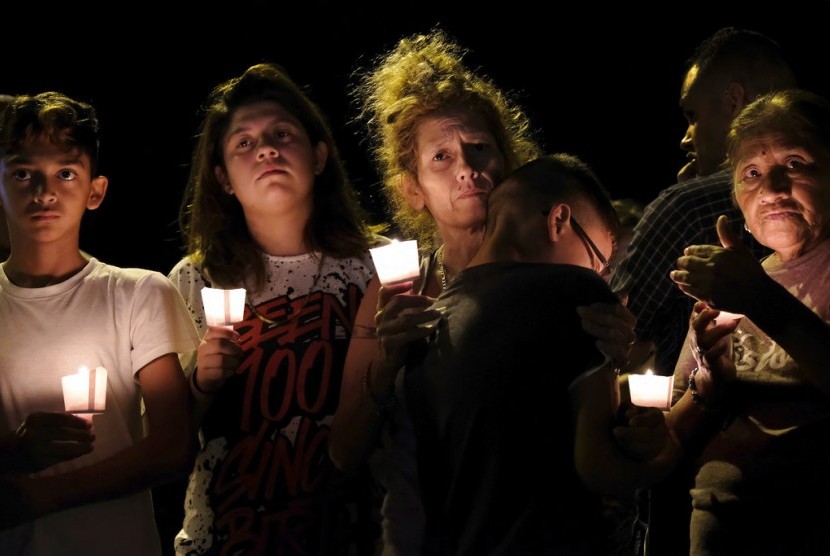 Warga mengenang korban tewas penembakan gereja First Baptist Church di Sutherland Springs, Texas,AS, Ahad (5/11).