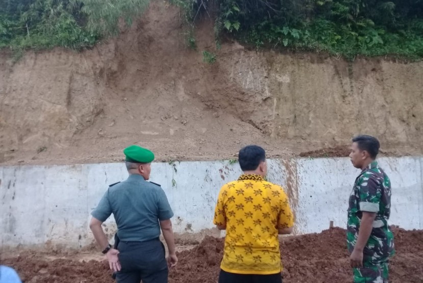 Longsor terjadi di proyek pembangunan jalur kereta ganda Sukabumi-Bogor di Kecamatan Cicurug, Kabupaten Sukabumi pada awal 2019 (ilustrasi).