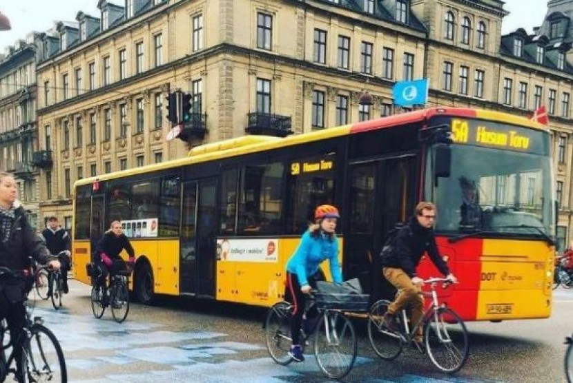 Warga mengendarai sepeda di kota Kopenhagen, Denmark.