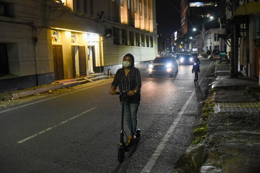Warga mengendarai skuter listrik di kawasan Kesawan, Medan, Sumatera Utara. Kementerian PUPR mulai untuk menata kawasan Kota Lama  Kesawan di Medan, Sumut.