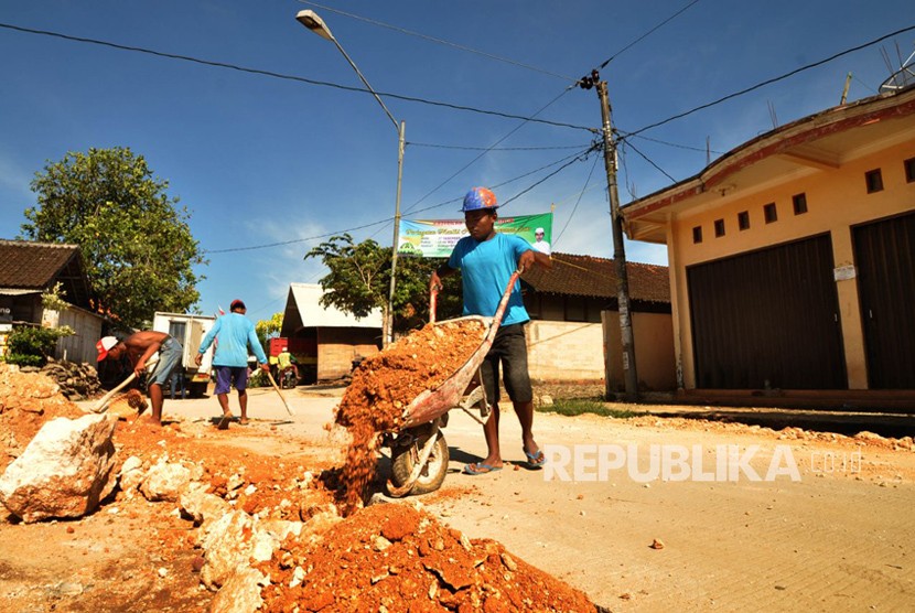 Warga mengerjakan pembuatan berem jalan yang telah dibetonisasi di Desa Tegaldowo, Kecamatan Gunem, Kabupaten Rembang. Peningkatan infrastruktur di desa yang berada di Ring I Pabrik Semen rembang terus ditingkatkan melalui bantuan lagsung PT semen Indonesia kepada pemerintah desa.