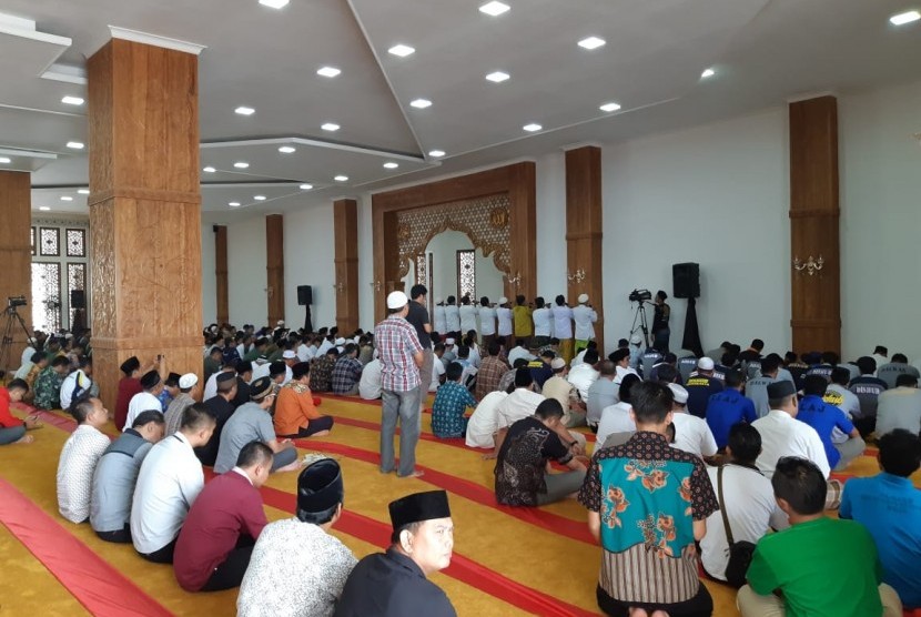 Warga mengerjakan shalat Jumat berjamaah di Tajug Gede Cilodong, Kabupaten Purwakarta. 