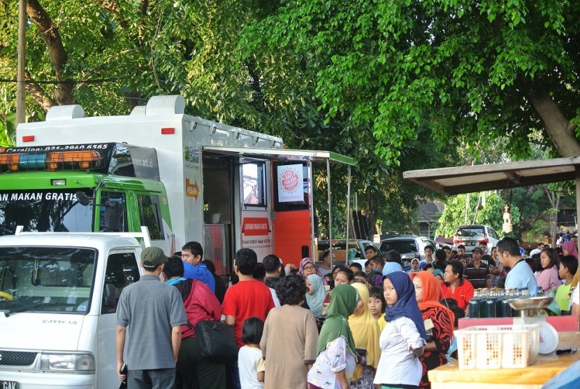 Warga mengerubungi mobil Humanity Food Truck