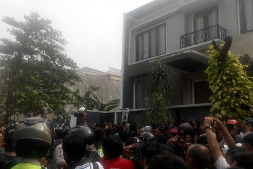 Warga mengerumini pelaku perampokan dan penyanderaan di Pondok Indah yang berhasil ditangkap, Sabtu (3/9).