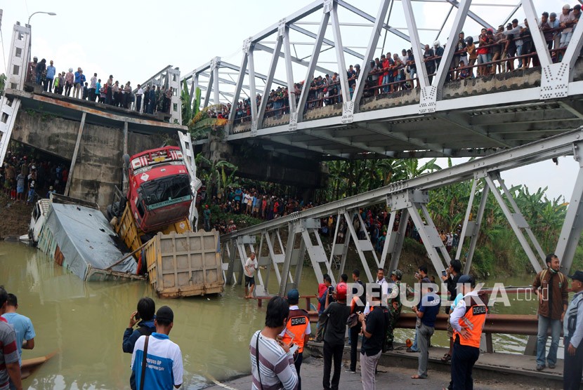 Warga mengerumuni lokasi jembatan Widang yang runtuh, Tuban, Jawa Timur, Selasa (17/4). 