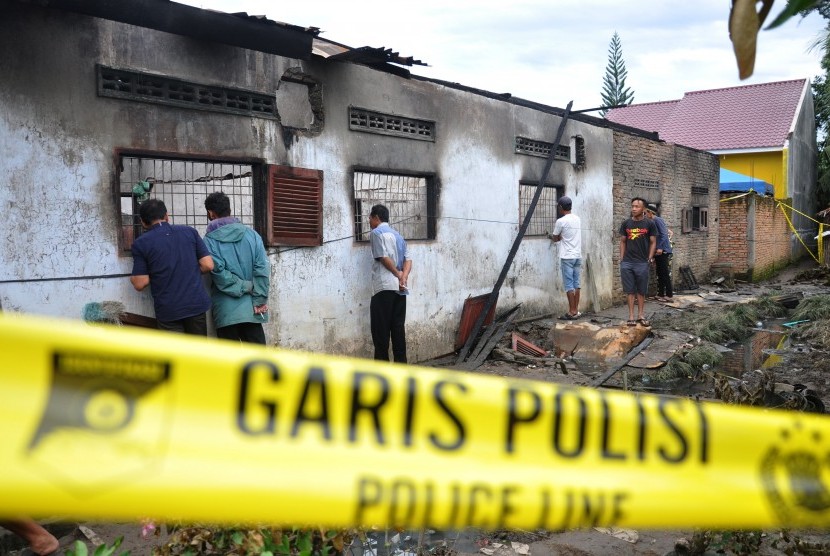 Warga mengerumuni lokasi rumah yang dijadikan pabrik pembuat korek gas (mancis) pasca kebakaran di Desa Sambirejo, Kecamatan Binjai, Kabupaten Langkat, Sumatra Utara, Sabtu (22/6). Peristiwa kebakaran menewaskan 30 orang.