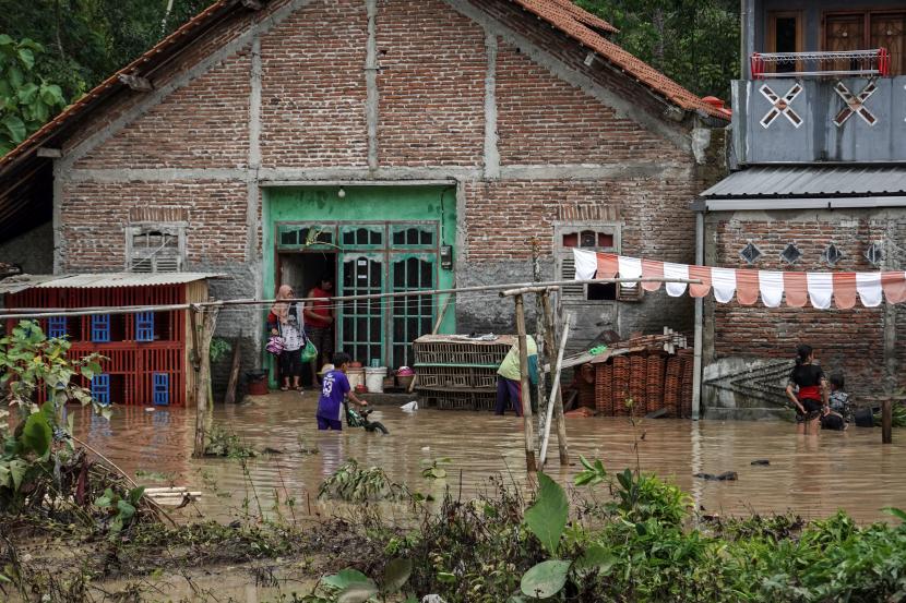 Warga mengevakuasi barang-barang yang terendam banjir di Cilacap, Jawa Tengah. 