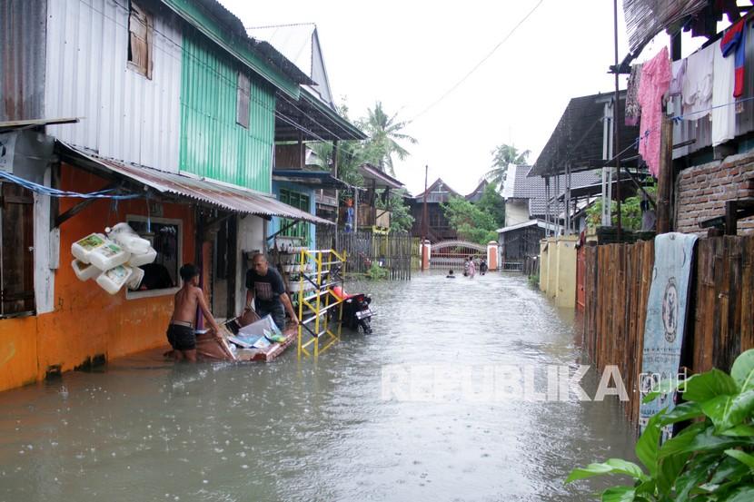 Musibah banjir yang melanda Kabupaten Hulu Sungai Tengah, Kalimantan Selatan (Kalsel), sejak Kamis lalu menyebabkan delapan orang meninggal dunia, 8.000 jiwa mengungsi, dan 68.000 warga terdampak (Foto: ilustrasi)