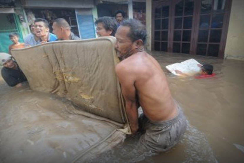 Warga mengevakuasi harta mereka akibat air banjir (ilustrasi)