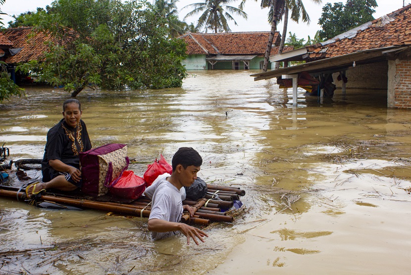 Warga mengevakuasi keluarganya mengunakan perahu rakit saat banjir di Karawang, Jawa Barat (ilustrasi)
