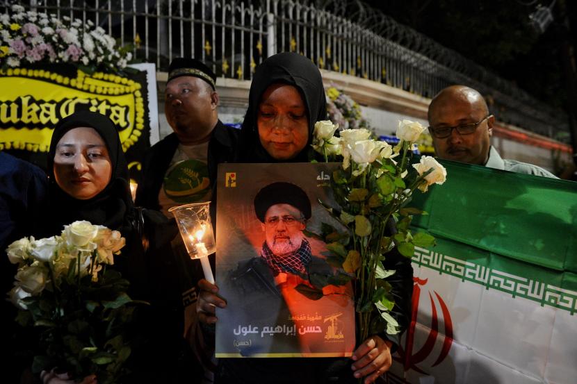Warga menggelar aksi belasungkawa atas meninggalnya Presiden Republik Islam Iran di depan Kantor Kedutaan Besar Republika Islam Iran di Jakarta, Senin (20/5/2024).
