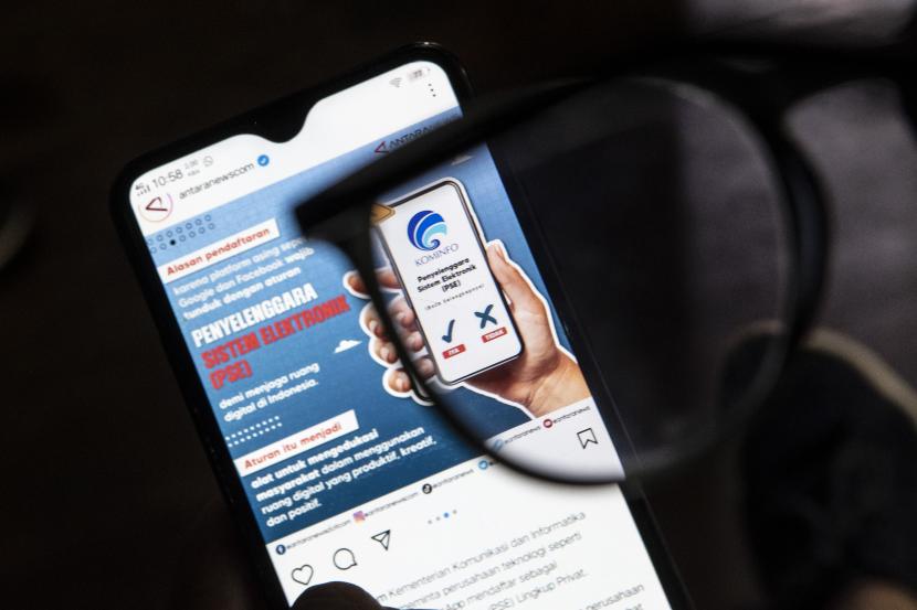 Warga menggunakan aplikasi media sosial Instagram di Jakarta, Senin (18/7/2022). Kemenkominfo akan memblokir beberapa aplikasi terkait adanya pendaftaran Penyelenggara Sistem Elektronik (PSE) sebagai upaya pemerintah Indonesia untuk melindungi konsumen masyarakat, diantaranya Google, Facebook, Instagram, dan WhatsApp. 