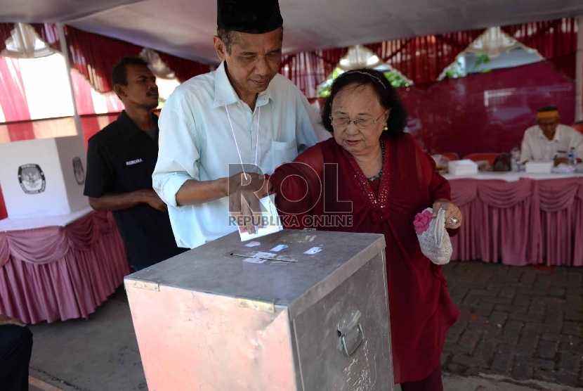 Warga menggunakan hak pilih dalam pemilihan wali kota Depok di TPS Kampung Pilkada RW 03, Depok, Jawa Barat, Rabu (9/12). (Republika/Wihdan)