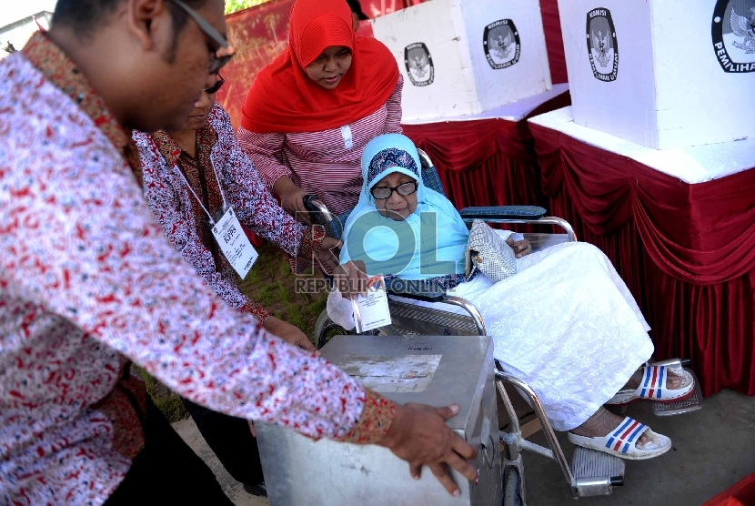 Warga menggunakan hak pilih dalam pemilihan wali kota Depok di TPS Kampung Pilkada RW 03, Depok, Jawa Barat, Rabu (9/12). (Republika/Wihdan)