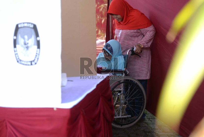 Warga menggunakan hak pilih dalam pemilihan wali kota Depok di TPS Kampung Pilkada RW 03, Depok, Jawa Barat, Rabu (9/12). (Republika/Wihdan)