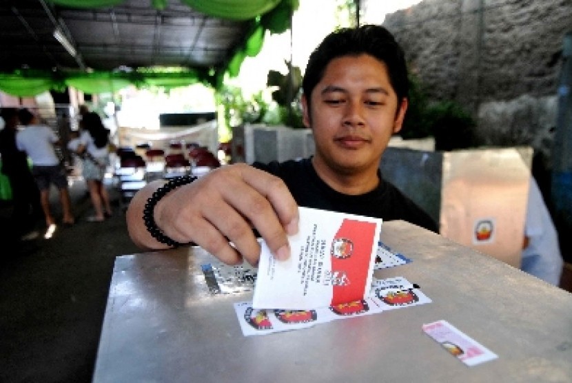 Warga menggunakan hak pilihnya di TPS 16, Cempaka Putih, Jakarta, Rabu (9/7). 