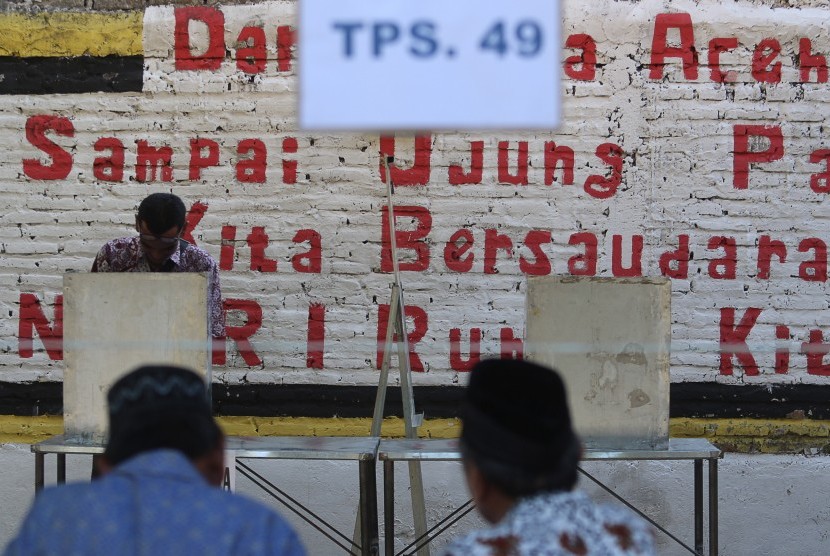 Warga menggunakan hak pilihnya saat mengikuti pencoblosan ulang Pilgub Jawa Timur di TPS 49 Manukan Kulon, Surabaya, Jawa Timur, Minggu (1/7). 