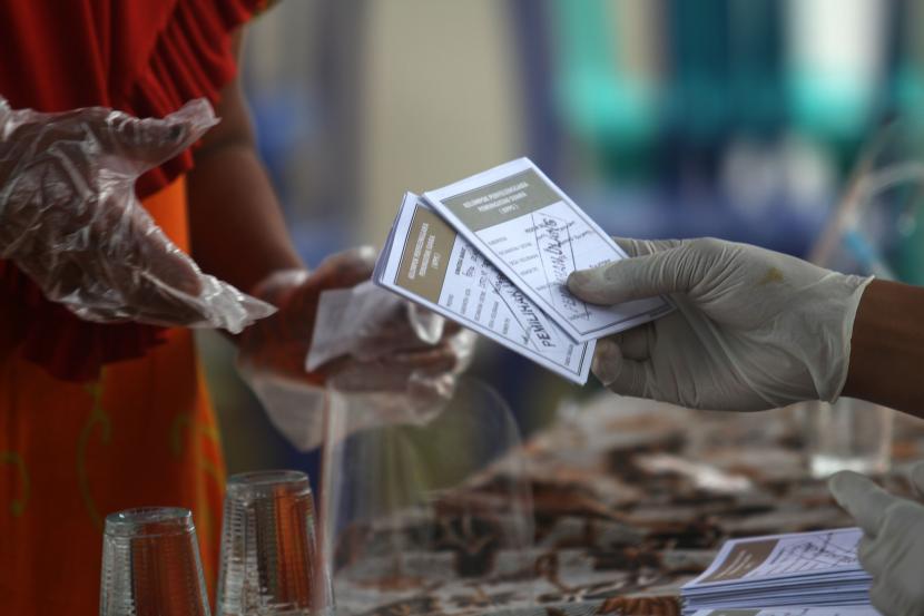Warga menggunakan hak pilihnya saat pelaksanaan Pemungutan Suara Ulang (PSU) di TPS 003 di Nagari Barung-Barung Balantai, Kecamatan XI Tarusan, Kabupaten Pesisir Selatan, Sumatera Barat, Minggu (13/12/2020). Komisi Pemilihan Umum Daerah (KPUD) Sumatera Barat melaksanakan PSU di 12 TPS, karena adanya temuan pelanggaran pada pelaksanaan pemungutan suara pada pilkada 9 Desember 2020.