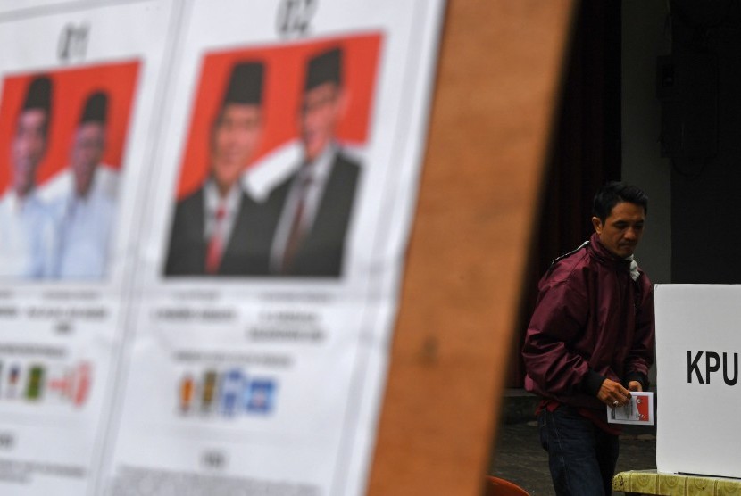 Warga menggunakan hak politiknya ketika mengikuti Pemungutan Suara Ulang (PSU) Pemilu 2019 di TPS 02, Pasar Baru, Jakarta, Sabtu (27/4/2019).