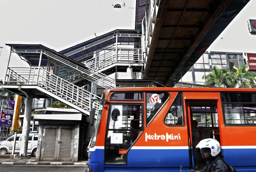 Warga menggunakan jasa Metromini di kawasan Senen, Jakarta Pusat, Jumat (5/10). Tidak adanya badan hukum Metromini yang dikelola secara perorangan, membuat izin trayek angkutan umum tersebut terancam dicabut Dinas Perhubungan (Dishub) DKI Jakarta.