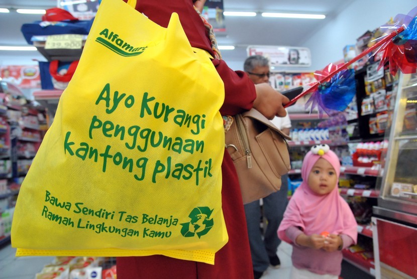 Warga menggunakan kantong belanja guna ulang saat berbelanja di salah satu minimarket. Mulai 1 Januari 2020, minimarket di Semarang tak lagi menyediakan kantong plastik bagi konsumennya.