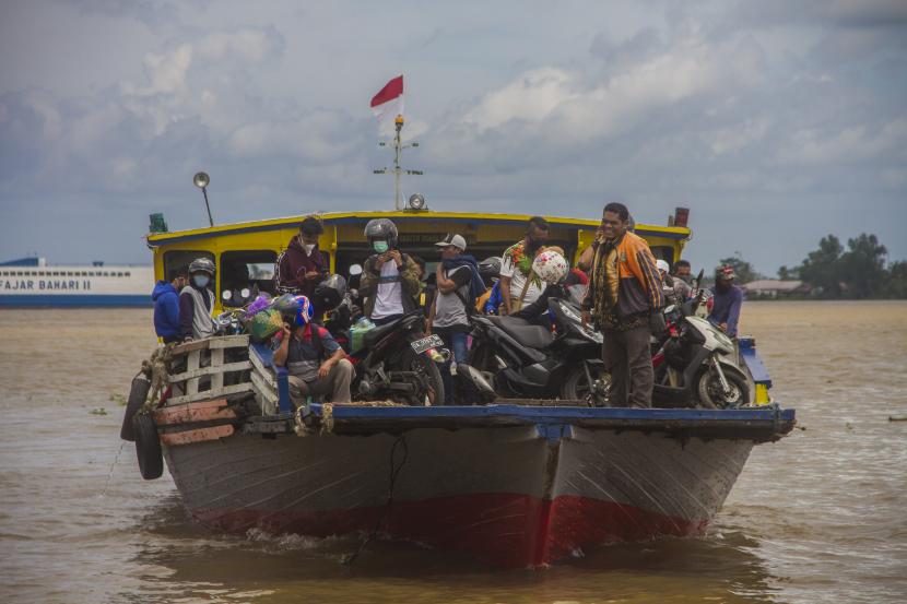 Warga menggunakan kapal feri tradisional Banjarmasin-Barito Kuala dari Dermaga Banjar Raya, Banjarmasin, Kalimantan Selatan, Senin (17/5).