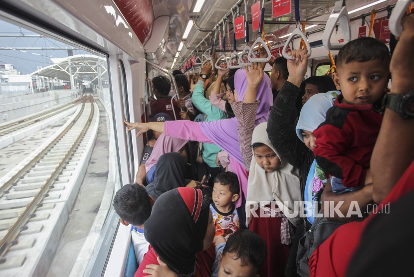 Warga menggunakan kereta MRT pada hari terakhir periode gratis di Stasiun MRT Blok M, Jakarta, Ahad (31/3/2019).