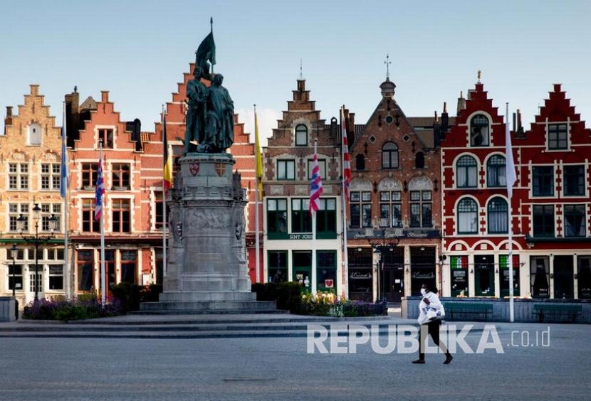 Suasana Market Square Bruges selama masa lockdown guna mencegah penyebaran virus corona penyebab Covid-19, Belgia, Rabu (13/5). WHO mengingatkan dampak psikologis yang ditimbulkan oleh masa-masa sulit akibat pandemi Covid-19.
