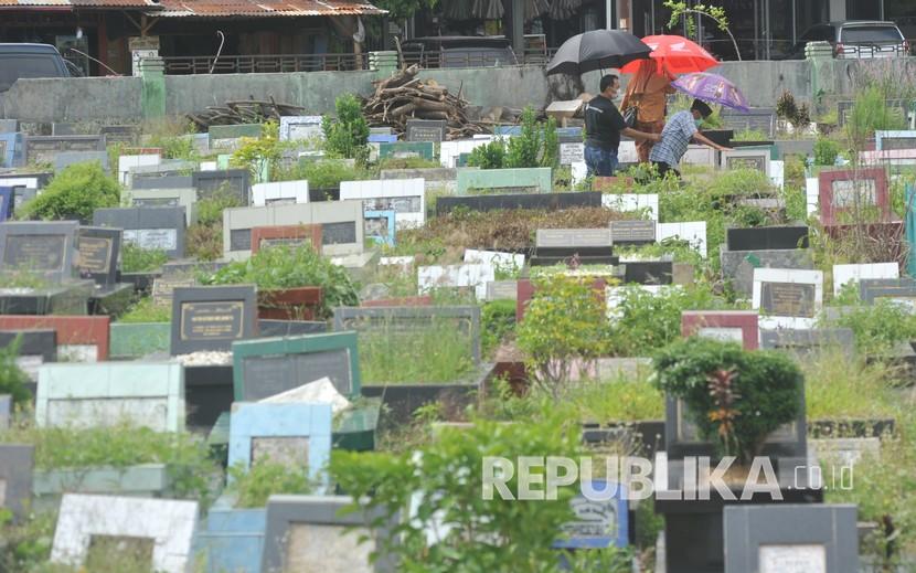 Warga menggunakan masker saat berziarah ke makam keluarganya di Tempat Pemakaman Umum (TPU) Tunggul Hitam, Padang, Sumatera Barat, (ilustrasi). Grafik angka kematian di Sumatra Barat (Sumbar) akibat terpapar Covid-19 kembali menyentuh angka tertinggi 