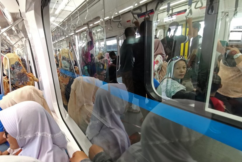 Warga menggunakan MRT (Mass Rapid Transit) pada hari terakhir uji coba publik pengoperasian fase I koridor Lebak Bulus - Bundaran HI di Jakarta, Sabtu (23/3/2019). 