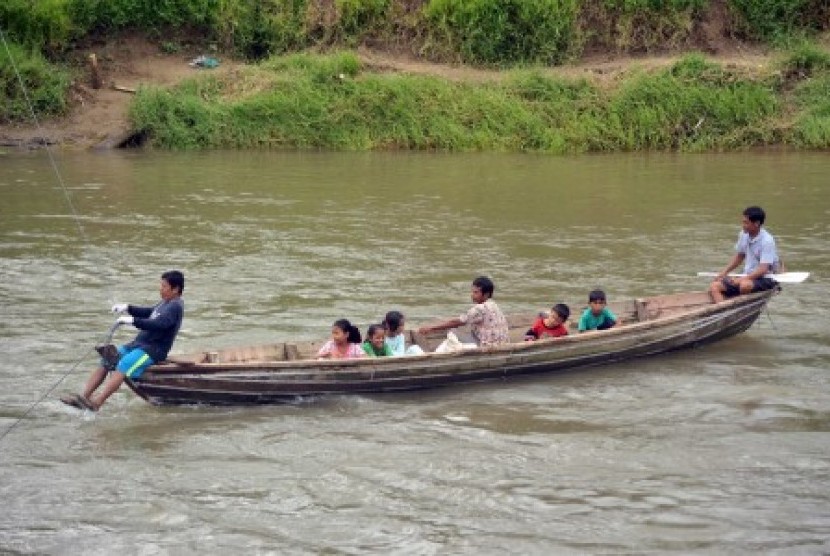 Warga menggunakan perahu pengangkut pasir, untuk menyeberangi Sungai Batang Anai, di Nagari Sikabu, Lubuk Alung, Padangpariaman, Sumatra Barat.