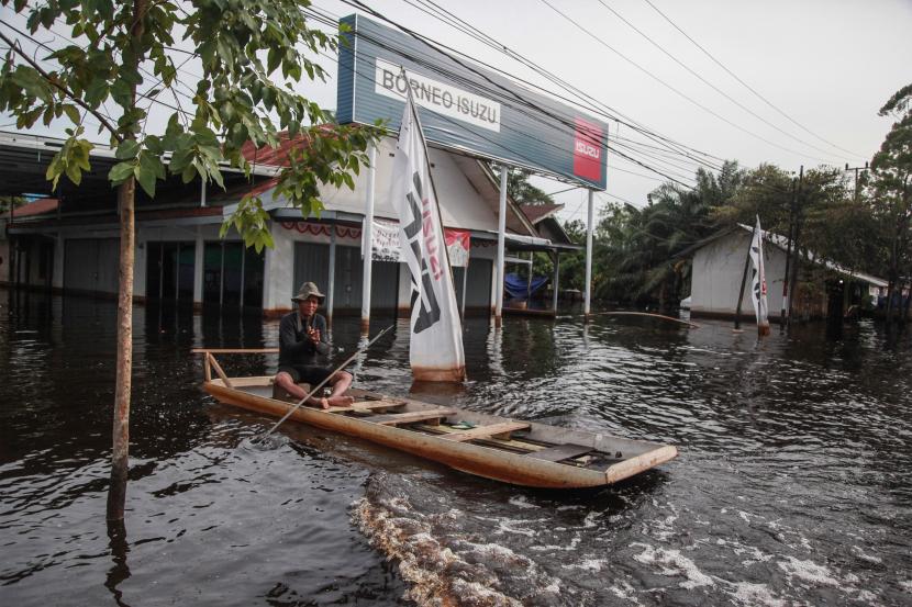 Warga menggunakan perahu untuk melintasi banjir yang merendam di kawasan Jalan Ahmad Yani Pangkalan Bun, Kotawaringin Barat, Kalimantan Tengah, (ilustrasii).