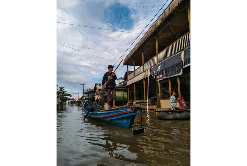 Warga menggunakan perahu untuk melintasi banjir yang merendam permukiman sekitar rumahnya (ilustrasi). Hujan yang mengguyur secara terus menerus selama beberapa hari ini menyebabkan debit air Sungai Katingan dan Sungai Samba meluap. Kondisi banjir tidak bisa dihindarkan sehingga banjir melanda wilayah Kabupaten Katingan, Provinsi Kalimantan Tengah pada Rabu (8/9).