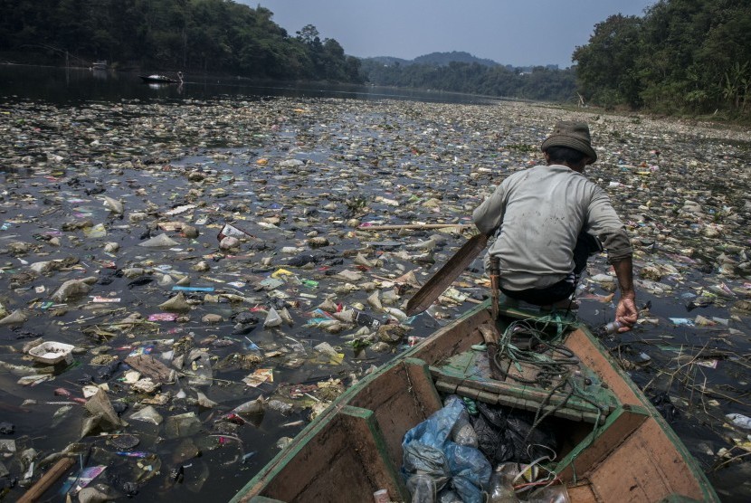 Warga menggunakan perahu untuk memilah sampah plastik di aliran Sungai Citarum, Batujajar, Kabupaten Bandung Barat, Jawa Barat, Rabu (26/6/2019).