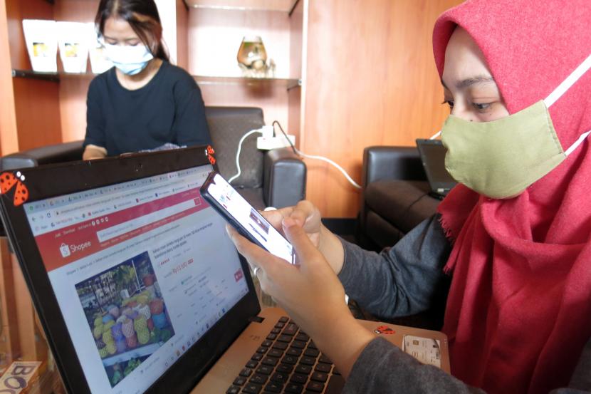 Warga menggunakan perangkat elektronik untuk berbelanja daring di salah satu situs belanja daring di Bogor, Jawa Barat, Rabu (24/2). Kementerian Perdagangan menyatakan, tengah menyiapkan regulasi untuk menertibkan aktivitas perdagangan digital. 