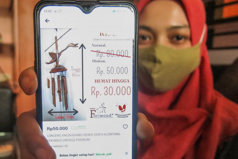 Warga menggunakan perangkat elektronik untuk berbelanja daring di salah satu situs belanja daring di Bogor, Jawa Barat, Rabu (24/2/2021). 