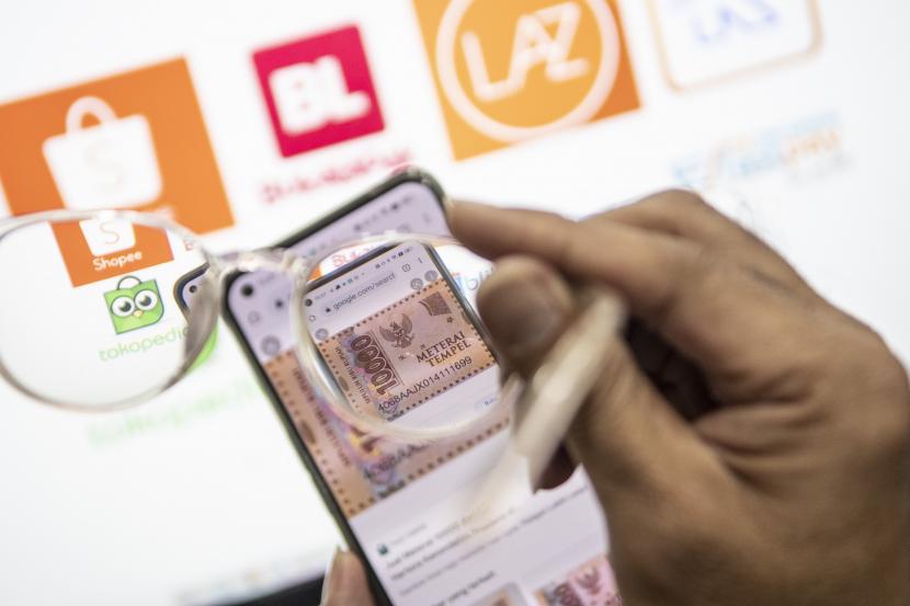 Warga menggunakan perangkat elektronik untuk berbelanja daring di salah satu situs belanja daring di Jakarta, Rabu (15/6/2022). Masyarakat yang membayar pajak via online semakin meningkat.
