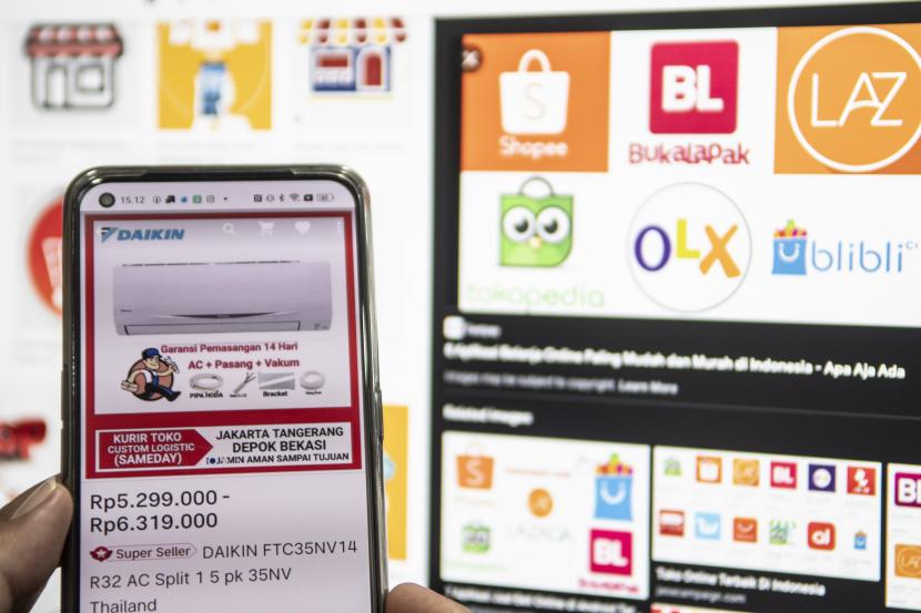 Warga menggunakan perangkat elektronik untuk berbelanja daring di salah satu situs belanja daring di Jakarta, Rabu (15/6/2022). Survei Ipsos mendapati, penjualan melalui marketplace membantu meningkatkan omzet penjualan sebesar 84 persen.