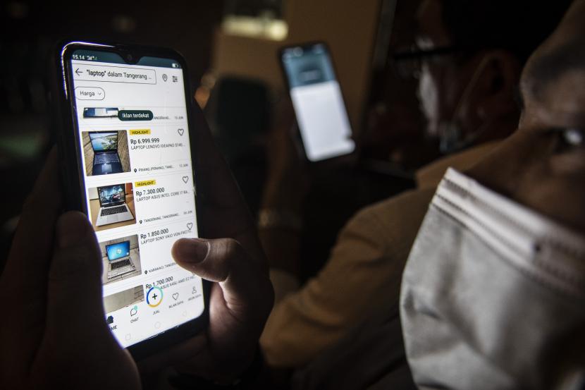 Warga menggunakan perangkat elektronik untuk berbelanja daring di salah satu situs belanja daring di Jakarta. Survei Literasi Digital di Indonesia pada tahun 2021, Indeks atau skor Literasi Digital di Indonesia berada pada angka 3,49 dari skala 1-5. Skor tersebut menunjukkan bahwa tingkat literasi digital di Indonesia masih berada dalam kategori sedang.