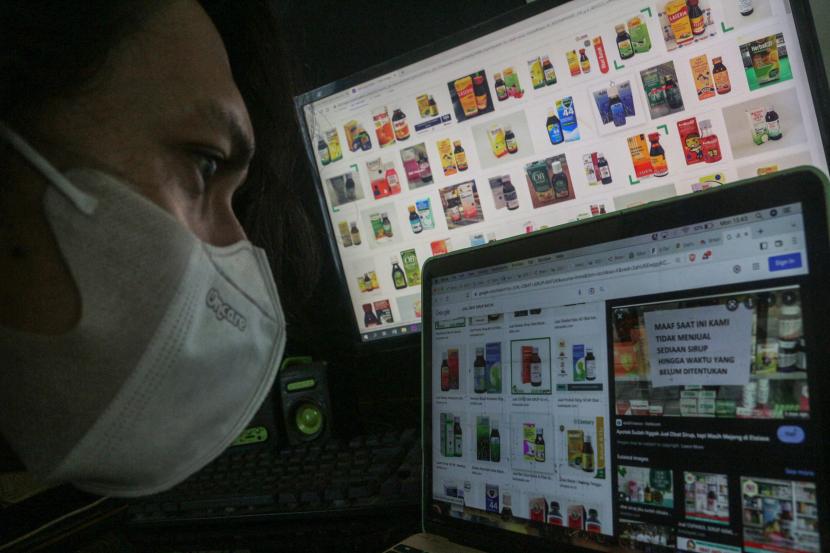 Warga menggunakan perangkat elektronik untuk berbelanja obat secara daring di Cibinong, Kabupaten Bogor, Jawa Barat, Senin (24/10/2022). Badan Pengawas Obat dan Makanan (BPOM) mengungkapkan, ada 4.922 pranala (link) toko online (daring) yang menjual sirop obat tidak aman, dan BPOM menggandeng Kementerian Komunikasi dan Informatika (Kominfo) serta asosiasi e-commerce untuk melakukan penghapusan link situs penjual produk obat sirop yang dinyatakan tidak aman karena mengandung cemaran etilen glikol (EG) dan dietilen glikol (DEG) melebihi ambang batas aman. 