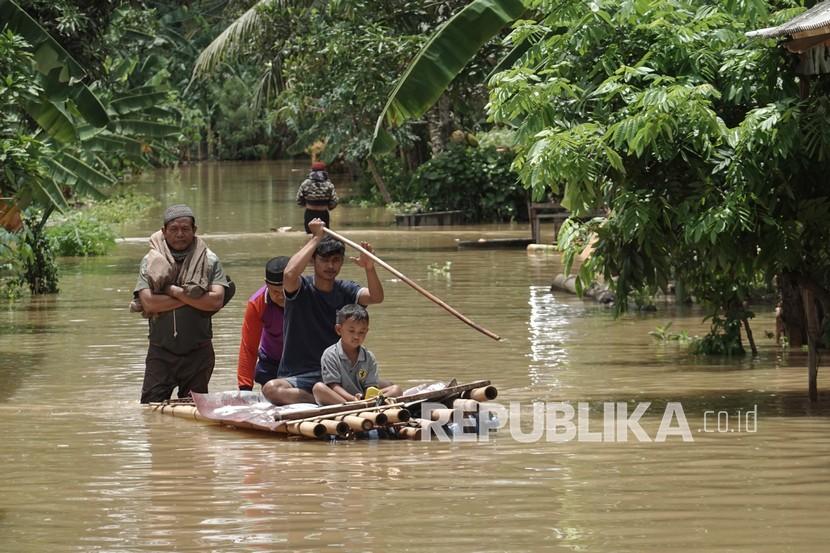 Hingga Selasa (15/12) banjir masing menggenangi sebagian Kabupaten Cilacap barat. Ilustrasi.